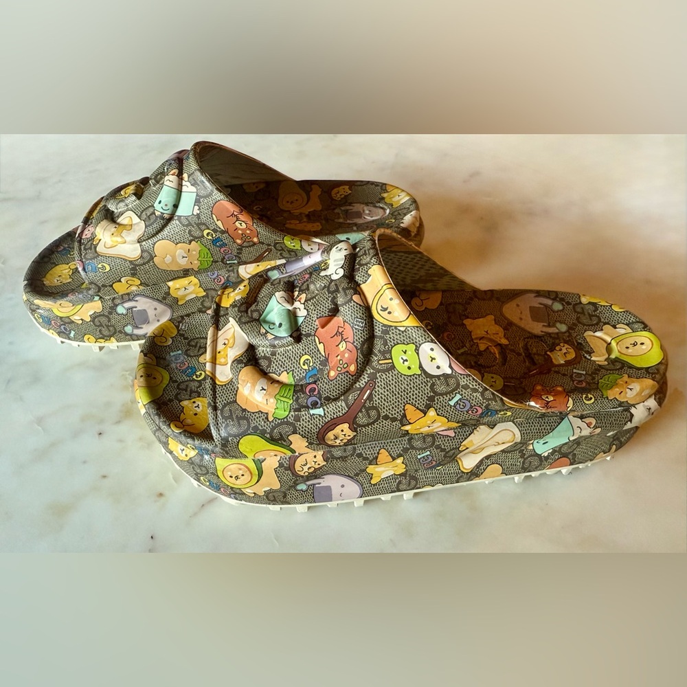 Gucci x Pikarar Kawaii GG Supreme Platform Slides in Beige Ebony Multi